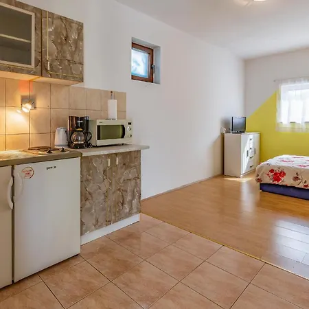 In With Kitchen Pula