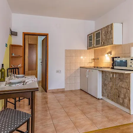 Apartment In With Kitchen *